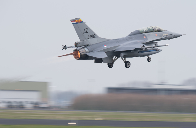 Un F-16AM al Forțelor Aeriene Regale Olandeze decolează de la Baza Aeriană Leeuwarden, Țările de Jos