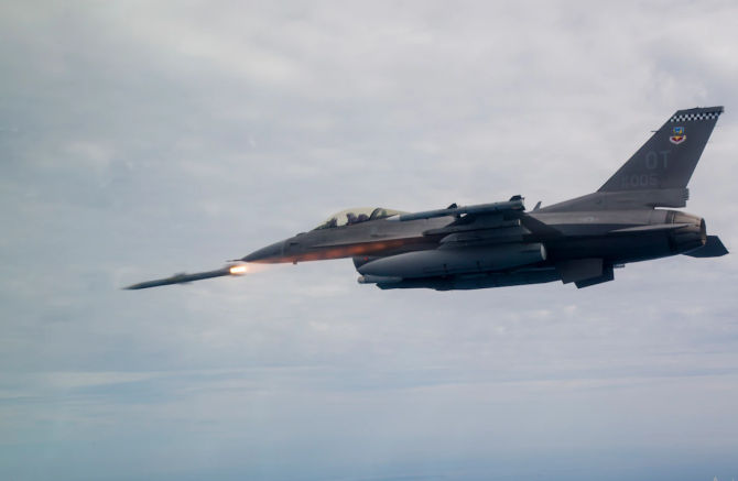 F-16 Fighting Falcon al SUA lansând o rachetă AIM-120 AMRAAM într-un poligon din Baza Aeriană Elgin. Foto: U.S. Air Force