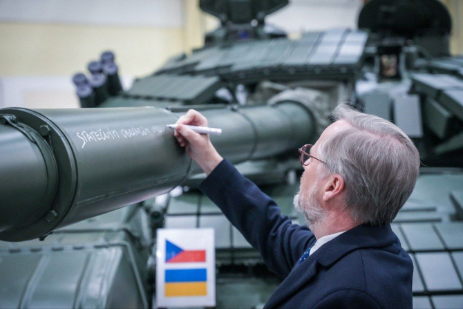Petr Fiala, premierul Cehiei, transmițând un mesaj pe un tanc T-72 modernizat care va ajunge în Ucraina: „Bravii apărători ai Ucrainei vor învinge”. Foto: @OfficialTwitter @PetrFiala