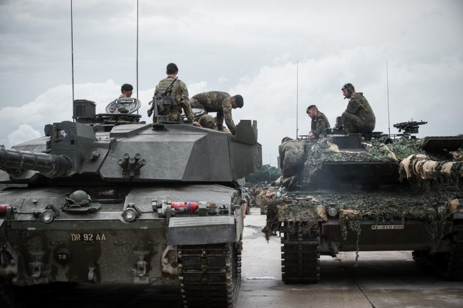  Tancuri Leopard 2 (dreapta) și Challenger 2