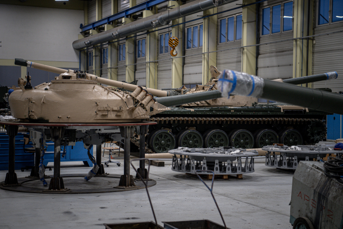 Compania cehă Excalibur Army a furnizat Ucrainei aproximativ 100 de unități de echipament militar. Acestea sunt tancuri T-72 modernizate, sisteme de artilerie, lansatoare de rachete și vehicule de luptă pentru infanterie (IFV).