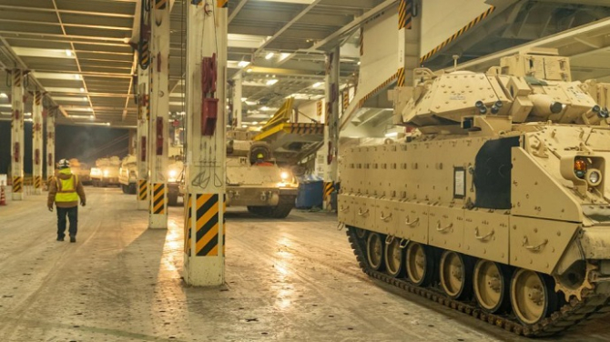 Vehicule de luptă Bradley în timp ce sunt încărcate la bordul navei americane ARC Integrity, la 25 ianuarie 2023. Peste 60 de vehicule de luptă Bradley au fost transportate de către Comandamentul militar american de Transport ca parte a pachetului de ajut