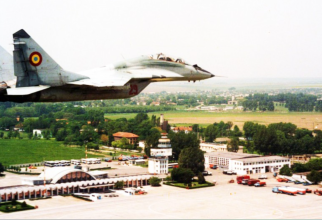 Avion de tip MiG-29 al României, în 1992, deasupra aerodromului Mihal Kogălniceanu. Foto: Aviatia.ro