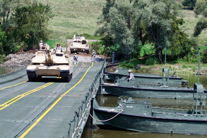 Tancuri americane M1A2 Abrams, tranversând un pod improvizat de Armata SUA. Foto: Departamentul Apărării