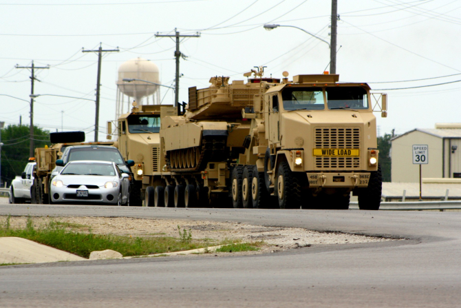 Transport american de tancuri principale de luptă Abrams. Foto: U.S. Army
