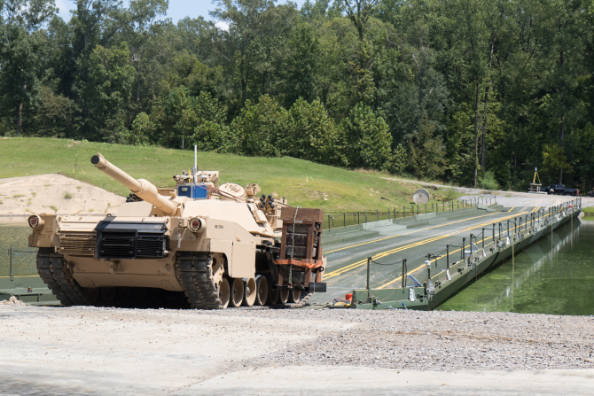 Un tanc american Abrams, în timpul unor teste de trecere a unui pod improvizat. Foto: U.S. Army