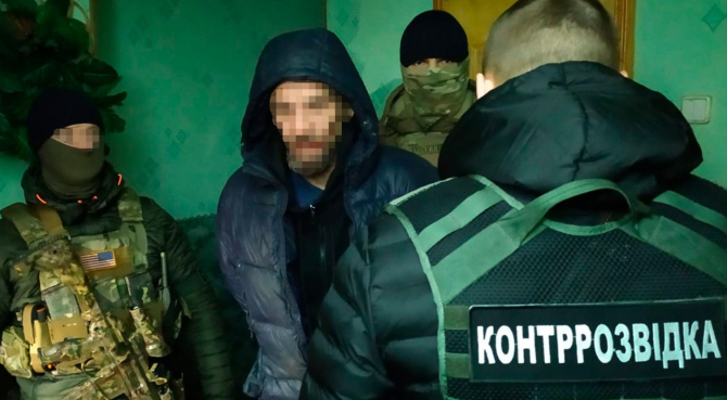 Bărbatul reținut este suspectat că lucrează pentru serviciile ruse de informatii. Ianuarie 2023, Ucraina. Sursa foto: SBU