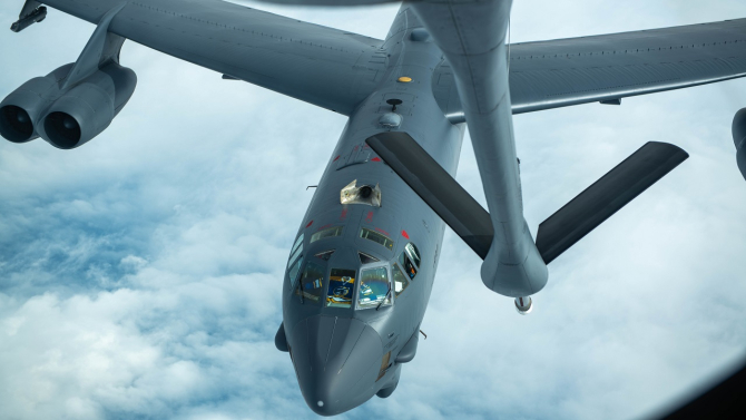 Un bombardier B-52 Stratofortress se apropie de un KC-135 Stratotanker al Forțelor Aeriene ale SUA  pentru a efectua o realimentare aeriană deasupra Oceanului Pacific, 27 octombrie 2022. Sursa Foto: U.S. Air Force.