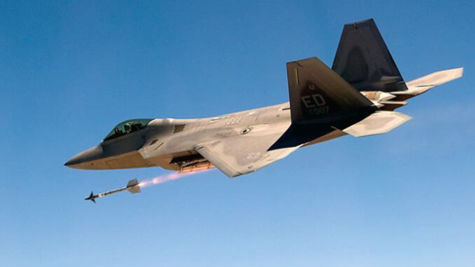 Avion american de generația a V-a de tip F-22 Raptor, lansând o rachetă AIM-9 Sidewinder. Foto: Lockheed Martin