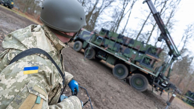 Mai mulţi militari ai armatei ucrainene învață să opereze sistemul de apărare antiaeriană Patriot oferit de Germania. Sursa foto: Bundeswehr.