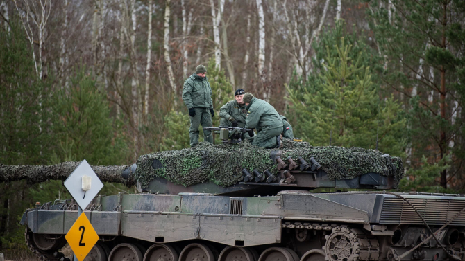 Soldat polonez instruieşte mai mulţi militari ucraineni pentru operarea tancurilor Leopard. Sursa Foto: Ministerul polonez al Apărării
