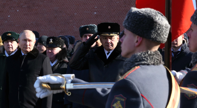 Vladimir Putin și ministrul Apărării, Serghei Șoigu, în timpul unei ceremonii de depunere de coroane de flori la Mormântul Soldatului Necunoscut / Kremlin.ru