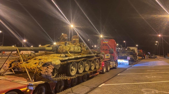 Patru tancuri rusești distruse pe frontul din Ucraina au fost duse în capitalele a patru ţări europene, unde vor fi prezentate ca exponate pentru a marca un an de la războiului început de Rusia împotriva Ucrainei. Sursa foto: Twitter Oleksii Reznikov.
