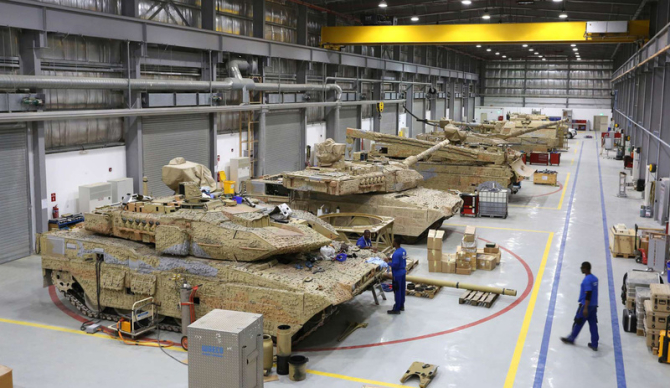 Tancuri Leopard pe linia de asamblare a companiei germane Krauss-Maffei Wegmann. Sursa Foto: KMW.