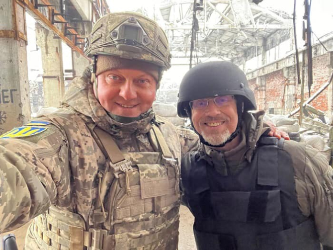 Foto: Oleksii Reznikov (dreapta) și Valeri Zalujnîi, Comandantul Forțelor Armate ale Ucrainei