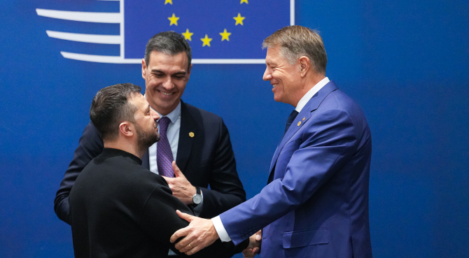 Președintele ucrainean Volodimir Zelenski, alături de președintele român Klaus Iohannis, în marja reuniunii extraordinare a Consiliului European. Foto: Administrația Prezidențială a României