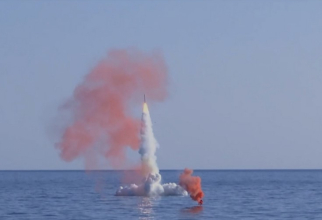 Lansarea unei rachete Kalibr de către submarinul rus Petropavlovsk-Kamchatsky, aflat în imersiune. Foto: Ministerul Apărării de la Moscova