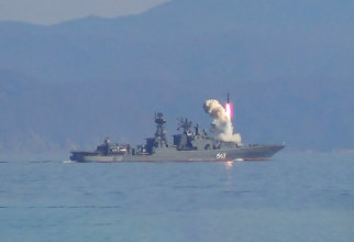 Fregata rusă Maresal Șapoșnikov, lansând o rachetă de croazieră de tip Kalibr. Foto: Ministerul Apărării al Federației Ruse
