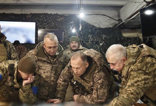 Generalul ucrainean Oleksandr Sirski (în mijloc), vizită la pozițiile militare din oraşul Soledar, 8 ianuarie 2022. Sursa Foto: Ministerul ucrainean al Apărării.