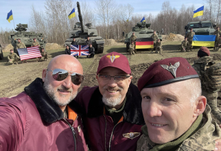 Ministrul ucrainean al Apărării Oleksii Reznikov și comandantul ucrainean Maksim Mirhorodski prezintă noile vehicule militare transferate de statele occidentale către Forţele Armate Ucrainene, 27 martie 2023. Sursa Foto Twitter: Oleksii Reznikov.