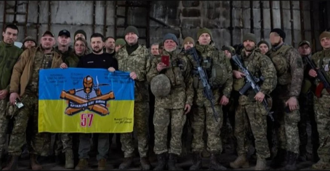 Președintele Zelenski alături de militarii ucraineni în direcția Bahmut, pe 22 martie 2023 (Foto: Biroul de presă al președintelui Ucrainei)