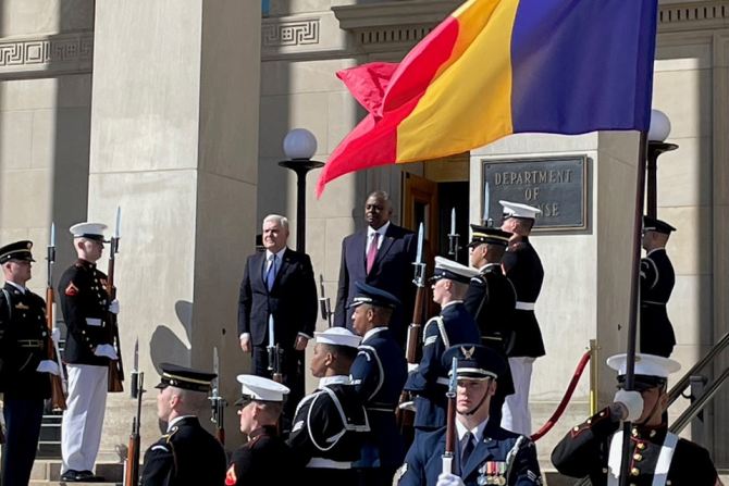 Ministrul Angel Tîlvăr, primit la Pentagon de către secretarul Apărării al SUA, Lloyd Austin. Foto: MApN