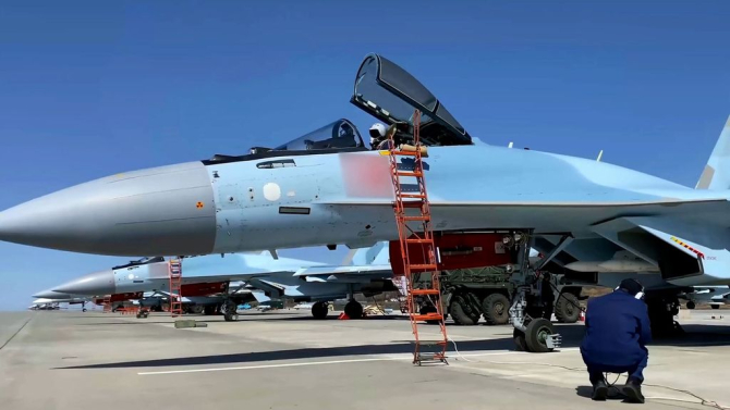 Pregătirea pentru desfăşurarea unei misiuni de luptă a piloților avioanelor de vânătoare Su-35S. Sursa foto: Ministerul rus al Apărării.