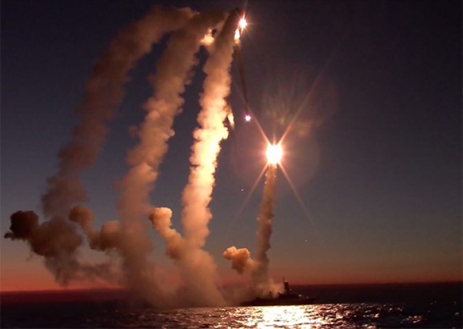 Lansarea unor rachete de croazieră rusești de tip Kalibr de către o navă a Flotei ruse din Marea Neagră, pe timp de noapte. Foto: Ministerul Apărării din Federația Rusă
