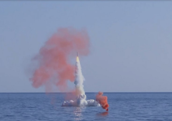 3. Lansarea u... (lansarea-unei-rachete-kalibr-de-catre-submarinul-rus-petropavlovsk-kamchatsky--aflat-in-imersiune_77798500.jpg)