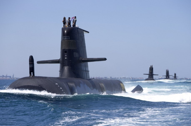 Submarine din clasa Collins (HMAS Collins, HMAS Farncomb, HMAS Dechaineux și HMAS Sheean) în formație, în timp ce tranzitează prin Cockburn Sound, Australia de Vest. Submarinele din clasa Collins sunt o parte esențială a capacității navale a Australiei, o