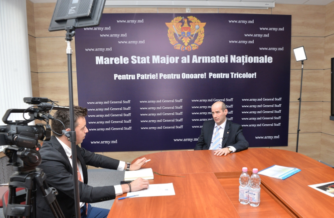 Tudor Curtifan, în dialog cu secretarul de stat Valeriu Mija. Foto: Ministerul Apărării al Republicii Moldova