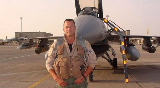 Dan Hampton, un locotenent-colonel în retragere cunoscut ca fiind "cel mai bun pilot de F-16 din Forțele Aeriene ale SUA", a declarat pentru Vocea Americii că este pregătit să piloteze el însuși avioane pentru armata ucraineană dacă va fi necesa