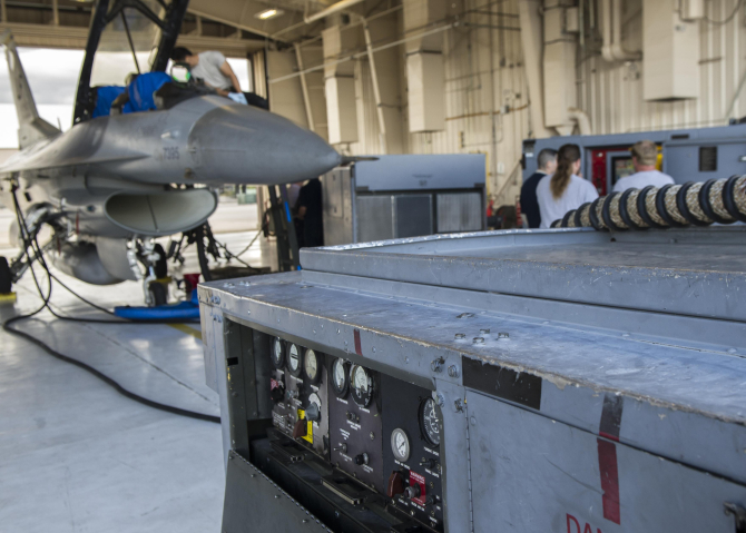 Tehnicieni americani, în timpul unui proces de mentenanță al unui avion de luptă F-16 Fighting Falcon. Foto: U.S. Air Force