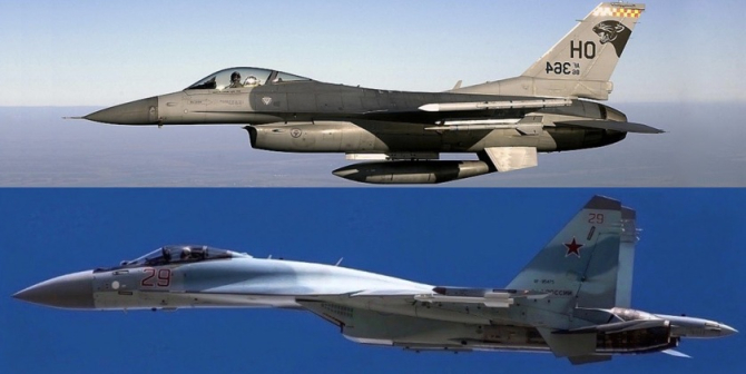 F-16 Fighting Falcon (sus) și un Su-35 rusesc (în partea de jos). Foto: Military Watch Magazine