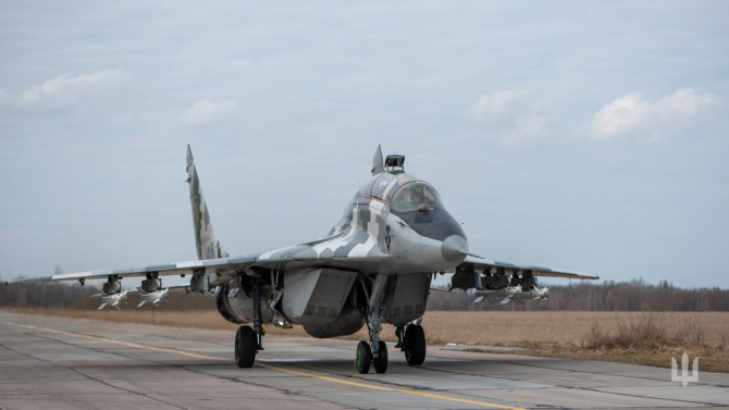Avion de luptă MiG-29UB, în versiunea pentru antrenament, echipat cu rachete aer-aer R-73. Foto: Forțele Aeriene Ucrainene