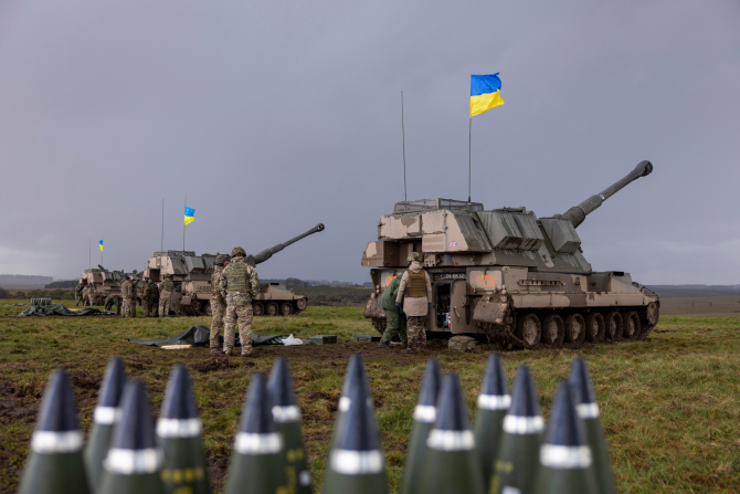 Forțele Armatei ucrainene învață să utilizeze obuzierul autopropulsat AS90 de 155 mm, Marea Britanie