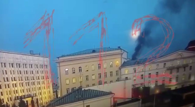 În centrul Moscovei, una dintre clădirile Ministerului rus al Apărării este în flăcări. Sursa Foto: Twitter Nexta.