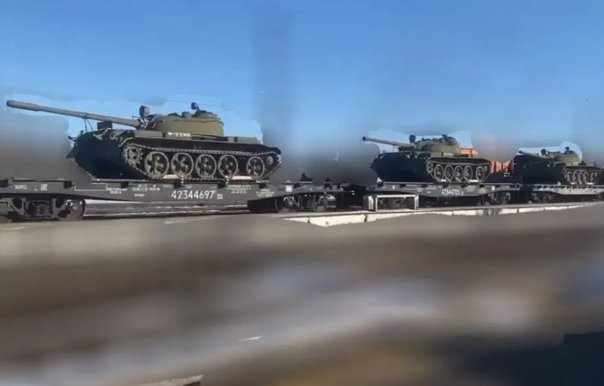 Transport de tancuri rusești T-55 către frontul din Ucraina. Foto: Screenshot Telegram via Army Recognition