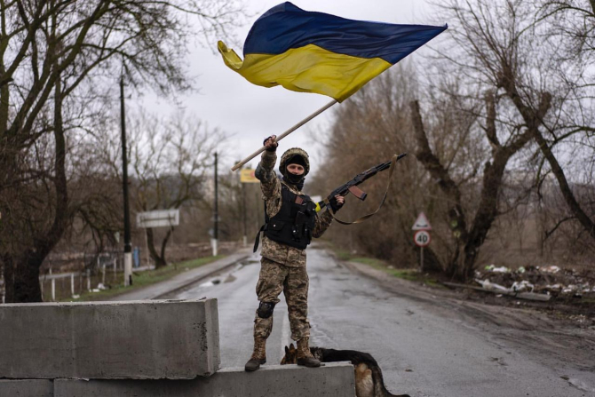 2. Foto: Гене... (ucraina-soldat-rinvazie_30159700.jpg)