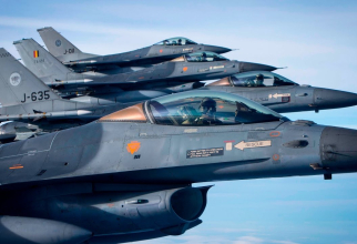 Avioane F-16 ale Țărilor de Jos și Belgiei zboară în formaţie în cadrul unei misiuni de poliţiei aeriană. Sursa foto: Ministerie van Defensie.