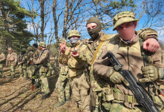 Mercenarii afiliaţi uneia dintre "armatele private" care răspund liderului autoproclamat al autorităţilor de ocupaţie din Peninsula Crimeea, Serghei Aksionov. Sursa Foto: Ukrainska Pravda. 