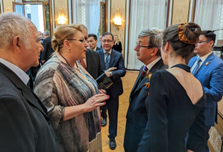 Senatoarea Diana Șoșoacă și Valeri Kuzmin, ambasadorul Rusiei în România, discutând în timpul recepției organizate de Ambasada rusă cu ocazia zilei de 9 mai. Foto: Ambasada Rusiei la București