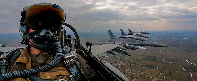 Avioane de luptă F-16 în timpul unei misiuni de poliție aeriană. Sursa Foto: NATO.