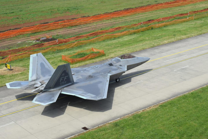 Unul dintre avioanele F-22 Raptor care a sosit luni, 22 mai 2023, în Baza 71 Aeriană „ General Emanoil Ionescu” de la Câmpia Turzii. Sursa Foto: Andreea ONIȚĂ, Baza 71 Aeriană.