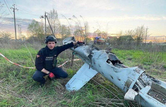 Procurorul general al Poloniei a raportat la 27 aprilie că epava unui avion militar necunoscut a fost găsită într-o pădure din nordul țării. Ministerul polonez al Apărării a confirmat, de asemenea, informația. Jurnaliștii polonezi au speculat că ar fi vor