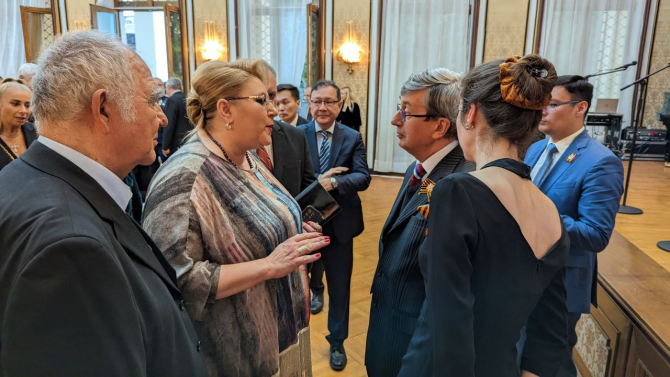 Senatoarea Diana Șoșoacă și Valeri Kuzmin, ambasadorul Rusiei în România, discutând în timpul recepției organizate de Ambasada rusă cu ocazia zilei de 9 mai. Foto: Ambasada Rusiei la București
