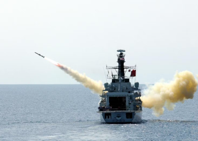 Fregată britanică lansând o rachetă antinavă de tip Harpoon, în timpul unor manevre militare. Foto: Royal Navy