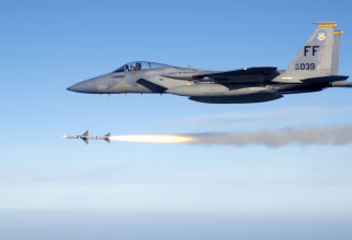  F-15 Eagle trage o rachetă aer-aer AIM-7 Sparrow cu rază medie de acțiune. (Foto: Forțele Aeriene ale SUA - sergent Michael Ammons).