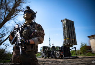 Sistem de apărare antiaeriană MAMBA dislocat în România, și un militar francez parte a Grupului de Luptă al NATO constituit în România și condus de Franța. Foto: Forțele Armate ale Franței