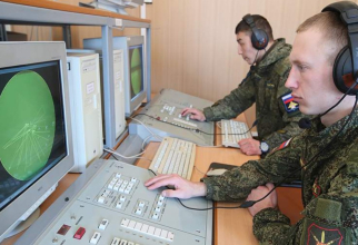 Militari ruși operând sistemul de război electronic rusesc Parodist